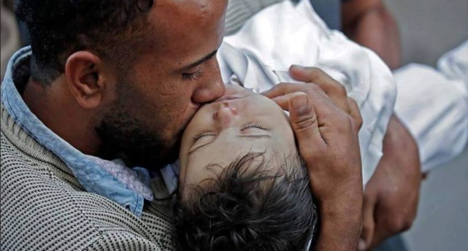 Le Bébé Palestinien de 8 mois « Leila Ghandour » est décédée en inhalant des gaz lacrymogènes lancés par les forces d’occupations israéliennes..!