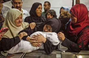 Le Bébé Palestinien de 8 mois Leila Ghandour est décédée en inhalant des gaz lacrymogènes lancés par les forces d'occupations israéliennes..! 3