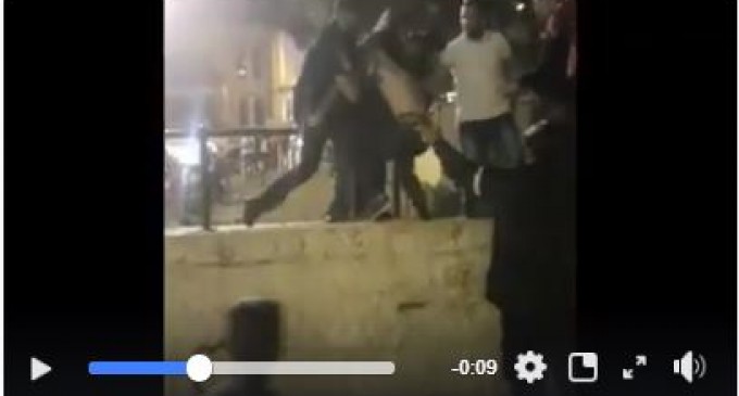 Choquant ! Les forces israéliennes agressent brutalement un jeune palestinien près de la porte de Damas dans Jérusalem occupée