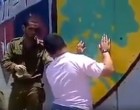 Les soldats d’occupation israéliens se moquent et humilient un jeune palestinien trisomique.