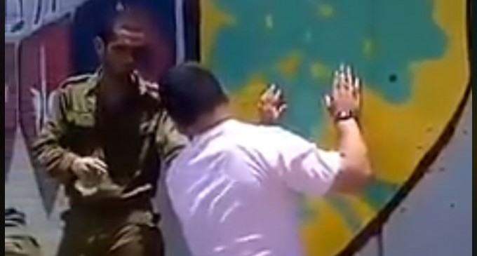 Les soldats d&rsquo;occupation israéliens se moquent et humilient un jeune palestinien trisomique.