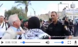 Regarder les forces d&rsquo;occupation attaquent les femmes palestiniennes à l&rsquo;entrée de la mosquée Al Aqsa lors de l&rsquo;invasion de 2000 colons israéliens