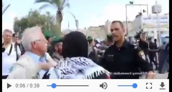 Regarder les forces d’occupation attaquent les femmes palestiniennes à l’entrée de la mosquée Al Aqsa lors de l’invasion de 2000 colons israéliens