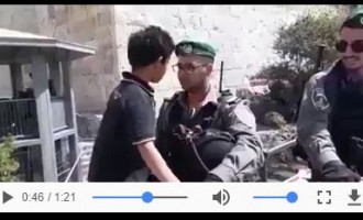 Regardez ce brave petit garçon palestinien qui insiste pour traverser le poste de contrôle israélien dans la mosquée d&rsquo;Al-Aqsa !