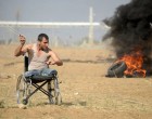 Malgré son handicap (amputation des 2 jambes), Saber Al-Ashkar, âgé de 29 ans, participe aux manifestations
