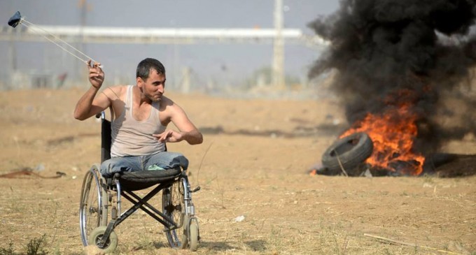 Malgré son handicap (amputation des 2 jambes), Saber Al-Ashkar, âgé de 29 ans, participe aux manifestations