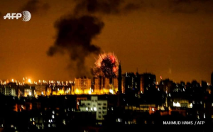 Des avions de combat israéliens ont mené une série de frappes aériennes sur Gaza la nuit dernière.2