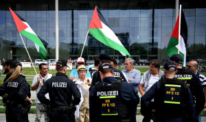 Des militants pro-Palestiniens protestent devant le parlement allemand à Berlin contre la visite du premier ministre israélien Netanyahu en Allemagne.1