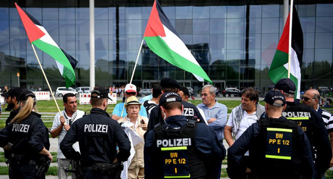 Des militants pro-Palestiniens protestent devant le parlement allemand à Berlin contre la visite du premier ministre israélien Netanyahu en Allemagne.