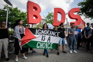 Des militants pro-Palestiniens protestent devant le parlement allemand à Berlin contre la visite du premier ministre israélien Netanyahu en Allemagne.2