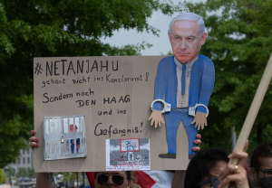 Des militants pro-Palestiniens protestent devant le parlement allemand à Berlin contre la visite du premier ministre israélien Netanyahu en Allemagne.3