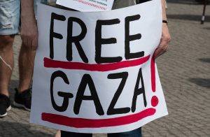 Des militants pro-Palestiniens protestent devant le parlement allemand à Berlin contre la visite du premier ministre israélien Netanyahu en Allemagne.4