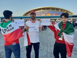 En images, les supporters iraniens présents au Mondial Russe disent STOP A LA GUERRE CONTRE LE YÉMEN1