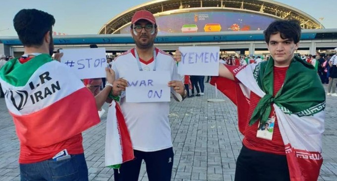 En images, les supporters iraniens présents au Mondial Russe disent STOP A LA GUERRE CONTRE LE YÉMEN