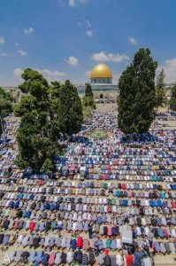 Environ 280 000 fidèles, principalement palestiniens, ont pu prier dans la mosquée D'Al-Aqsa dans la ville sainte le 4ème vendredi du Ramadan1