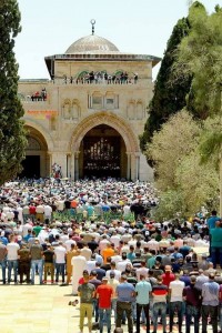 Environ 280 000 fidèles, principalement palestiniens, ont pu prier dans la mosquée D'Al-Aqsa dans la ville sainte le 4ème vendredi du Ramadan2