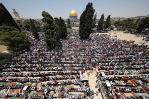 Environ 280 000 fidèles, principalement palestiniens, ont pu prier dans la mosquée D'Al-Aqsa dans la ville sainte le 4ème vendredi du Ramadan4