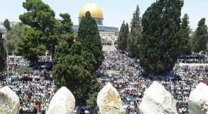 Environ 280 000 fidèles, principalement palestiniens, ont pu prier dans la mosquée D'Al-Aqsa dans la ville sainte le 4ème vendredi du Ramadan5