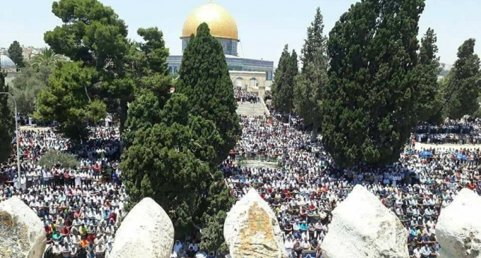 Environ 280 000 fidèles, principalement palestiniens, ont pu prier dans la mosquée D’Al-Aqsa dans la ville sainte le 4ème vendredi du Ramadan