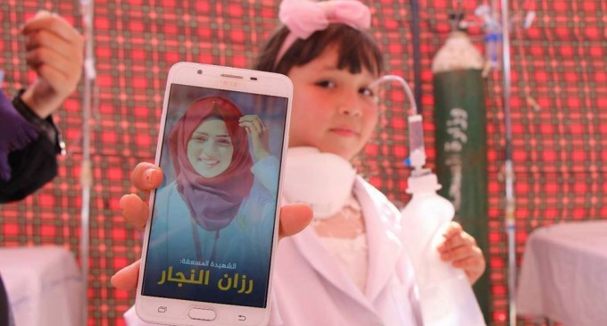 Israël a tué Razan Alnajjar, il y a eu 100 palestiniennes pour prendre sa place