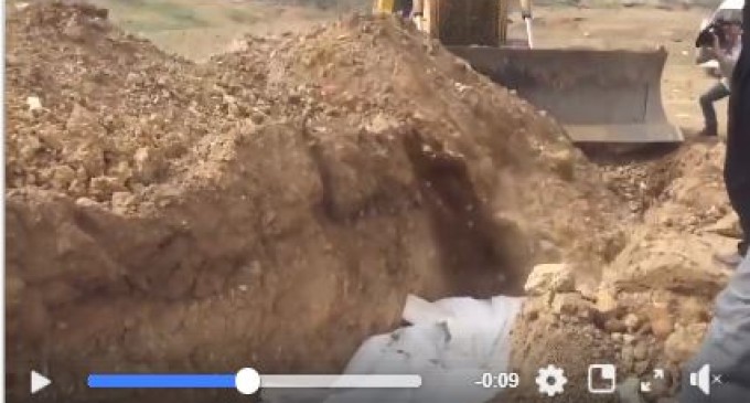 La Municipalité de Mossoul avec ses bulldozers couvrent les cadavres des terroristes des Daesh