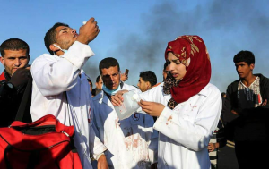 Razan Ashraf Najjar, 21 ans, secouriste volontaire, a été tuée par des tireurs d'élite israéliens tout en fournissant les premiers secours aux blessés à la frontière orientale de Gaza4