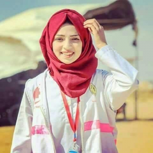 Razan Ashraf Najjar, 21 ans, secouriste volontaire, a été tuée par des tireurs d'élite israéliens tout en fournissant les premiers secours aux blessés à la frontière orientale de Gazaé