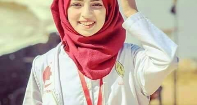 Razan Ashraf Najjar, 21 ans, secouriste volontaire, a été tuée par des tireurs d’élite israéliens tout en fournissant les premiers secours aux blessés à la frontière orientale de Gaza