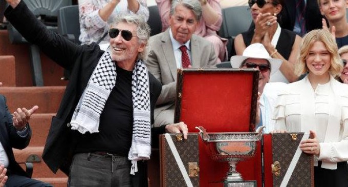 L’IMAGE DU JOUR : Roger Waters (Pink Floyd) porte son keffieh en direct pendant la finale de Roland-Garros