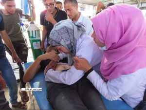 Une ambulancière palestinienne est allé faire un traitement à l'un des blessés à la frontière de Gaza et a découvert que l'un des blessés était son mari.1