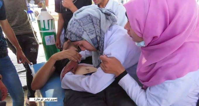 Une ambulancière palestinienne est allé faire un traitement à l’un des blessés à la frontière de Gaza et a découvert que l’un des blessés était son mari.
