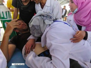 Une ambulancière palestinienne est allé faire un traitement à l'un des blessés à la frontière de Gaza et a découvert que l'un des blessés était son mari.2