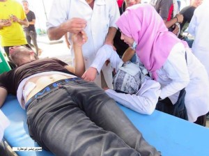 Une ambulancière palestinienne est allé faire un traitement à l'un des blessés à la frontière de Gaza et a découvert que l'un des blessés était son mari.3