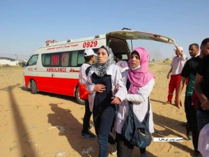 Une ambulancière palestinienne est allé faire un traitement à l'un des blessés à la frontière de Gaza et a découvert que l'un des blessés était son mari.4