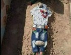 L’IMAGE DU JOUR : Une mère palestinienne a acheté les vêtements de l’Aïd et est allée sur la tombe de son enfant martyr pour célébrer l’Aïd