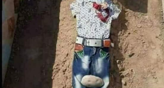 L’IMAGE DU JOUR : Une mère palestinienne a acheté les vêtements de l’Aïd et est allée sur la tombe de son enfant martyr pour célébrer l’Aïd