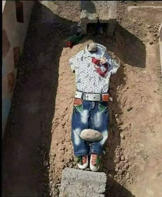 Une mère palestinienne a acheté les vêtements de l'Aïd et est allée sur la tombe de son enfant martyr pour célébrer l'Aïd