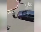 Des colons israéliens attaquent une vieille femme palestinienne qui traverse une rue avec des pierres et des chaises en plastique après une tentative ratée de l’écraser avec une voiture