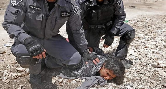 C’est une femme sous les bottes des soldats israéliens !