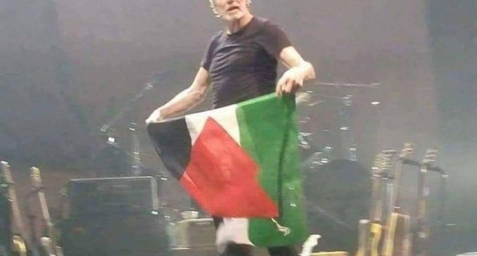 L’IMAGE DU JOUR : Le Grand Roger Waters lève le drapeau palestinien lors d’un concert en Italie.