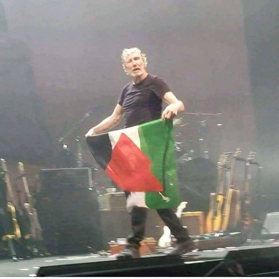 L'IMAGE DU JOUR Le Grand Roger Waters lève le drapeau palestinien lors d'un concert en Italie.