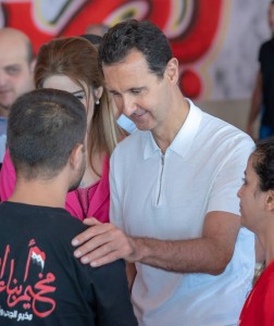 Le Président Bachar Al-Assad et son épouse rendent visite à des filles et fils de martyrs, et de blessés...10