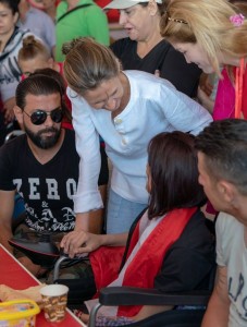 Le Président Bachar Al-Assad et son épouse rendent visite à des filles et fils de martyrs, et de blessés...11