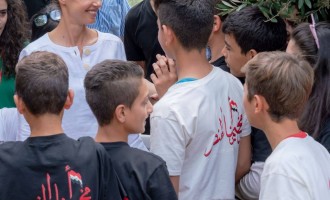 Les médias occidentaux et les médias arabes ne vous montrent jamais à quel point Bachar al Assad et sa femme asma sont aimés et profondément respectés par le peuple syrien