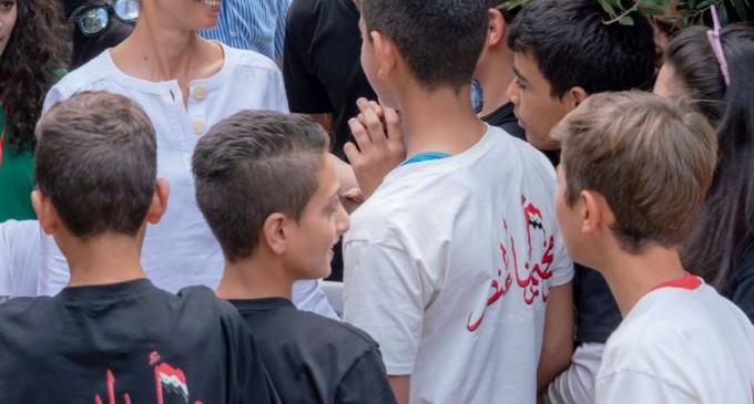 Les médias occidentaux et les médias arabes ne vous montrent jamais à quel point Bachar al Assad et sa femme asma sont aimés et profondément respectés par le peuple syrien