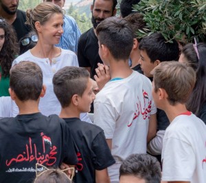 Le Président Bachar Al-Assad et son épouse rendent visite à des filles et fils de martyrs, et de blessés...5