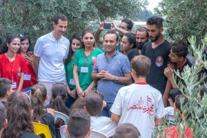 Le Président Bachar Al-Assad et son épouse rendent visite à des filles et fils de martyrs, et de blessés...8