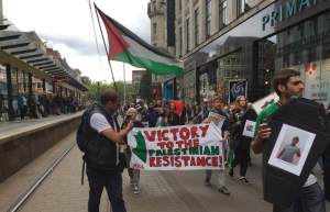 Les militants pro-Palestiniens manifestent à Manchester pour demander la fin de la terreur israélienne contre le peuple palestinien.