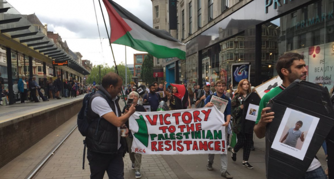 Les militants pro-Palestiniens manifestent à Manchester pour demander la fin de la terreur israélienne contre le peuple palestinien