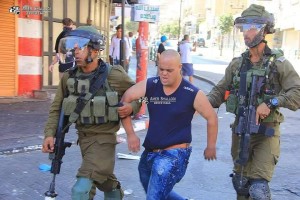 Les soldats d'occupation israéliens arrêtent un jeune palestinien avec le syndrome de Down (Trisomie 21) à Al Khalil, dans le sud de la Cisjordanie, hier.1